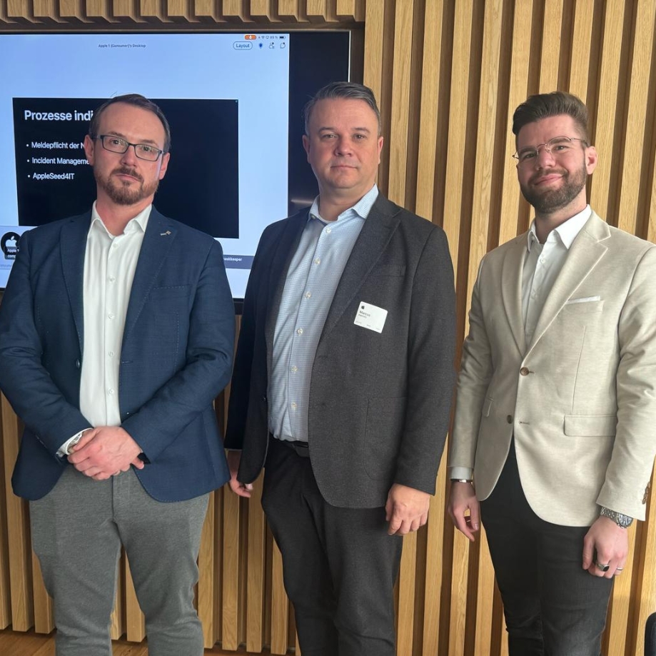 Für die Partner, v.l.: Sascha Kegreiß(R&S), Marcus Heinrich (agilimo), Christian Bock (Materna) (Die Bildrechte liegen bei dem Verfasser der Mitteilung.) Für die Partner, v.l.: Sascha Kegreiß(R&S), Marcus Heinrich (agilimo), Christian Bock (Materna) (Die Bildrechte liegen bei dem Verfasser der Mitteilung.)