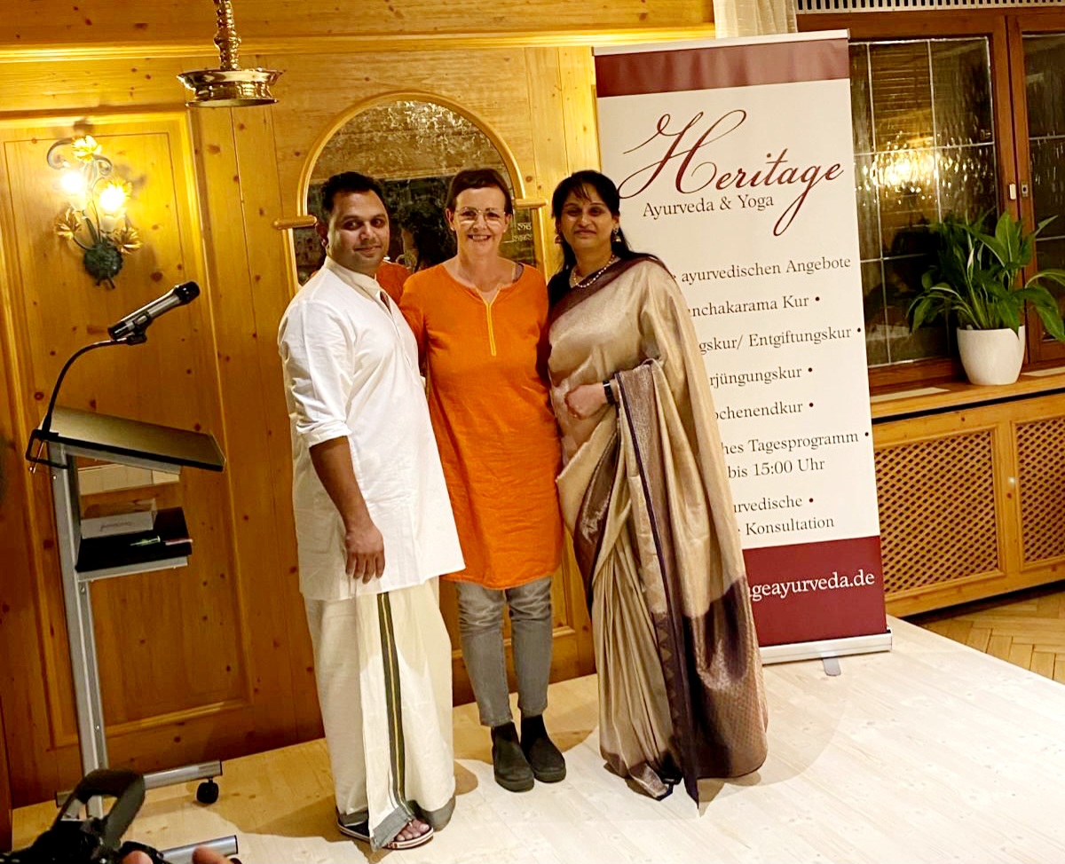 Dr. Reji Thomas, Barbara Wimmer, Leitung Heilpraktiker Schule Wimmer und Dr. Krishna Veeni (von link (Bildquelle: Heilpraktiker Schule Wimmer) Dr. Reji Thomas, Barbara Wimmer, Leitung Heilpraktiker Schule Wimmer und Dr. Krishna Veeni (von link (Bildquelle: Heilpraktiker Schule Wimmer)