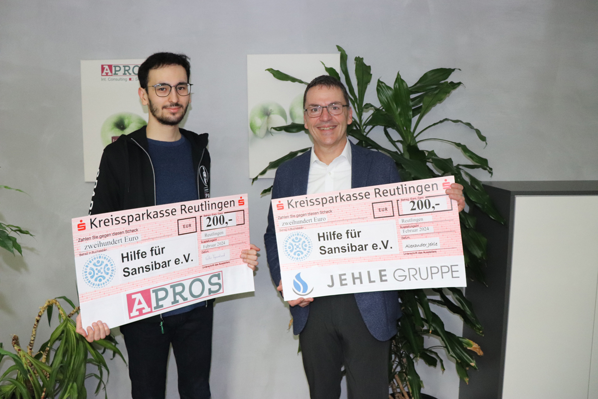 Azubi-Spende und -Kooperation Jehle-Gruppe und APROS Consulting und Services GmbH (Die Bildrechte liegen bei dem Verfasser der Mitteilung.) Azubi-Spende und -Kooperation Jehle-Gruppe und APROS Consulting und Services GmbH (Die Bildrechte liegen bei dem Verfasser der Mitteilung.)