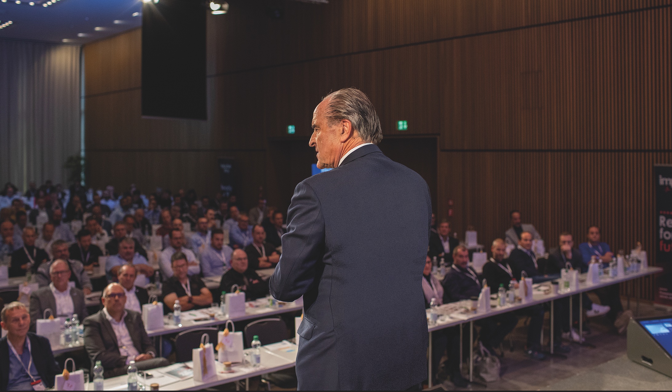 Teambuilding: Bruno Dobler erklärt den Unterschied zwischen einem Team und einer echten Crew. (Die Bildrechte liegen bei dem Verfasser der Mitteilung.) Teambuilding: Bruno Dobler erklärt den Unterschied zwischen einem Team und einer echten Crew. (Die Bildrechte liegen bei dem Verfasser der Mitteilung.)