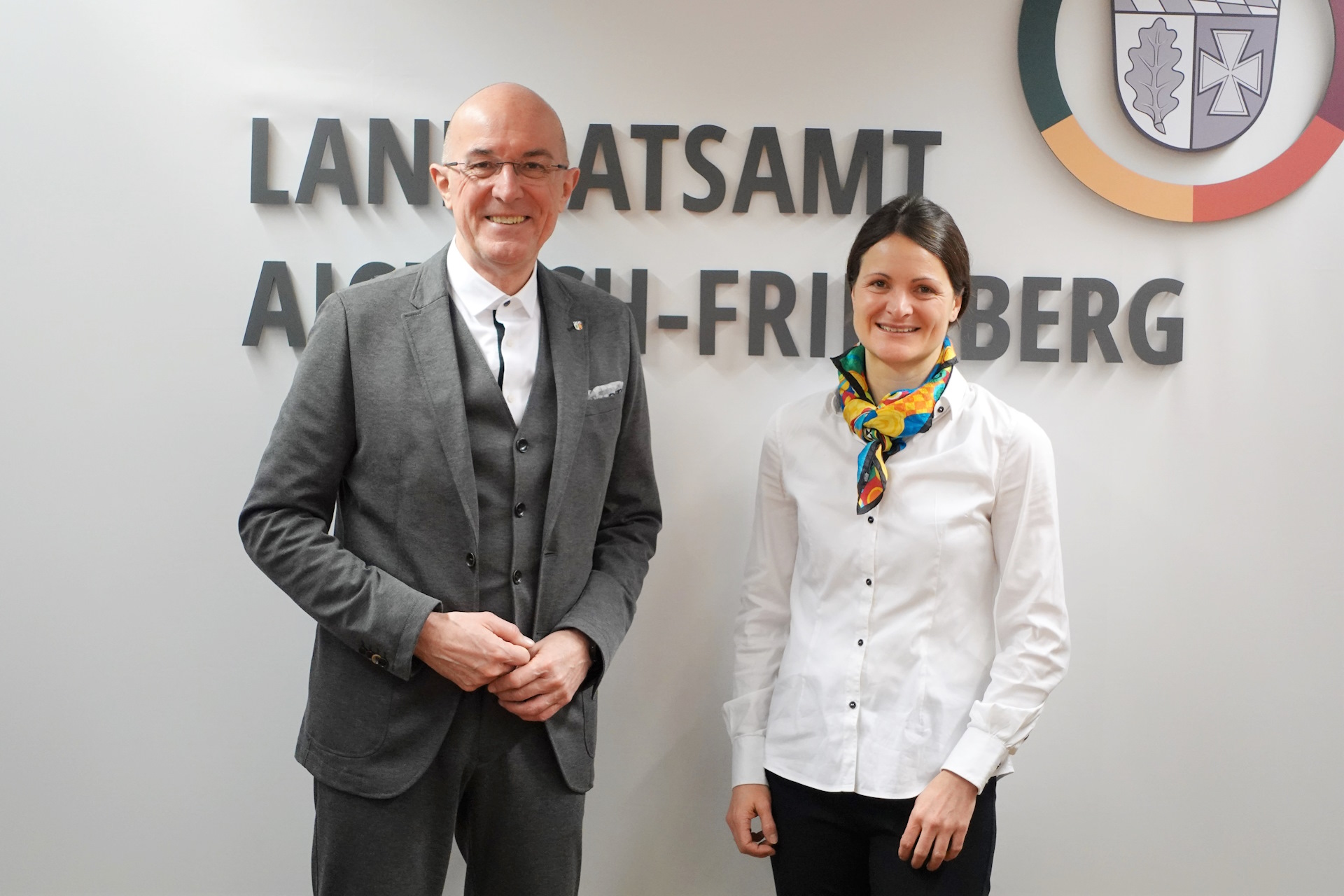 Landrat Dr. Klaus Metzger mit Katrin Krauß-Herkert (Bildquelle:©Landratsamt Aichach-Friedberg, Wolfgang Müller) Landrat Dr. Klaus Metzger mit Katrin Krauß-Herkert (Bildquelle:©Landratsamt Aichach-Friedberg, Wolfgang Müller)