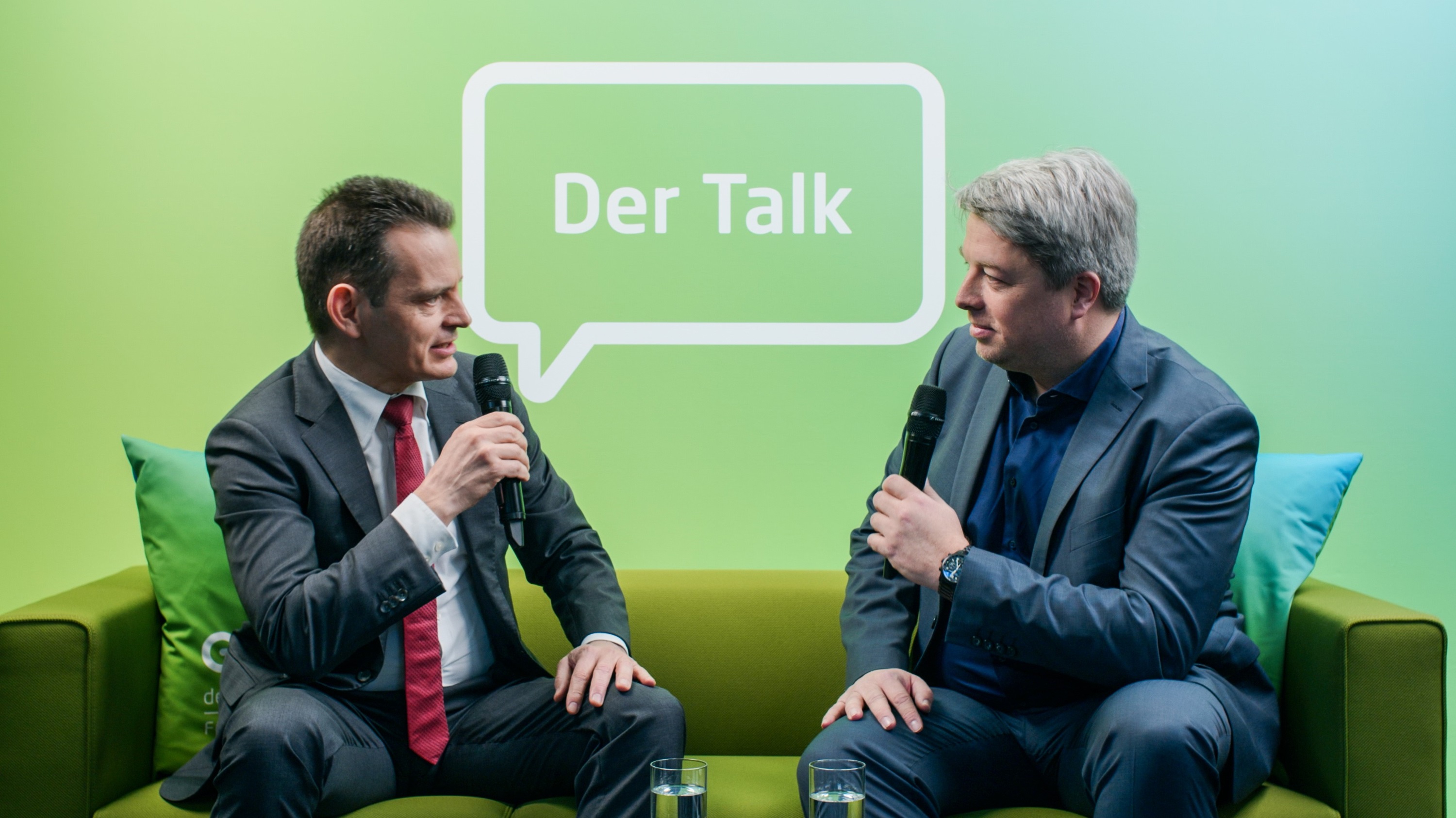 Leonhard Birnbaum (E.ON) und Roman Zurhold (eprimo) sprechenüber die Energiewende (v. l.) (Bildquelle: eprimo GmbH) Leonhard Birnbaum (E.ON) und Roman Zurhold (eprimo) sprechenüber die Energiewende (v. l.) (Bildquelle: eprimo GmbH)