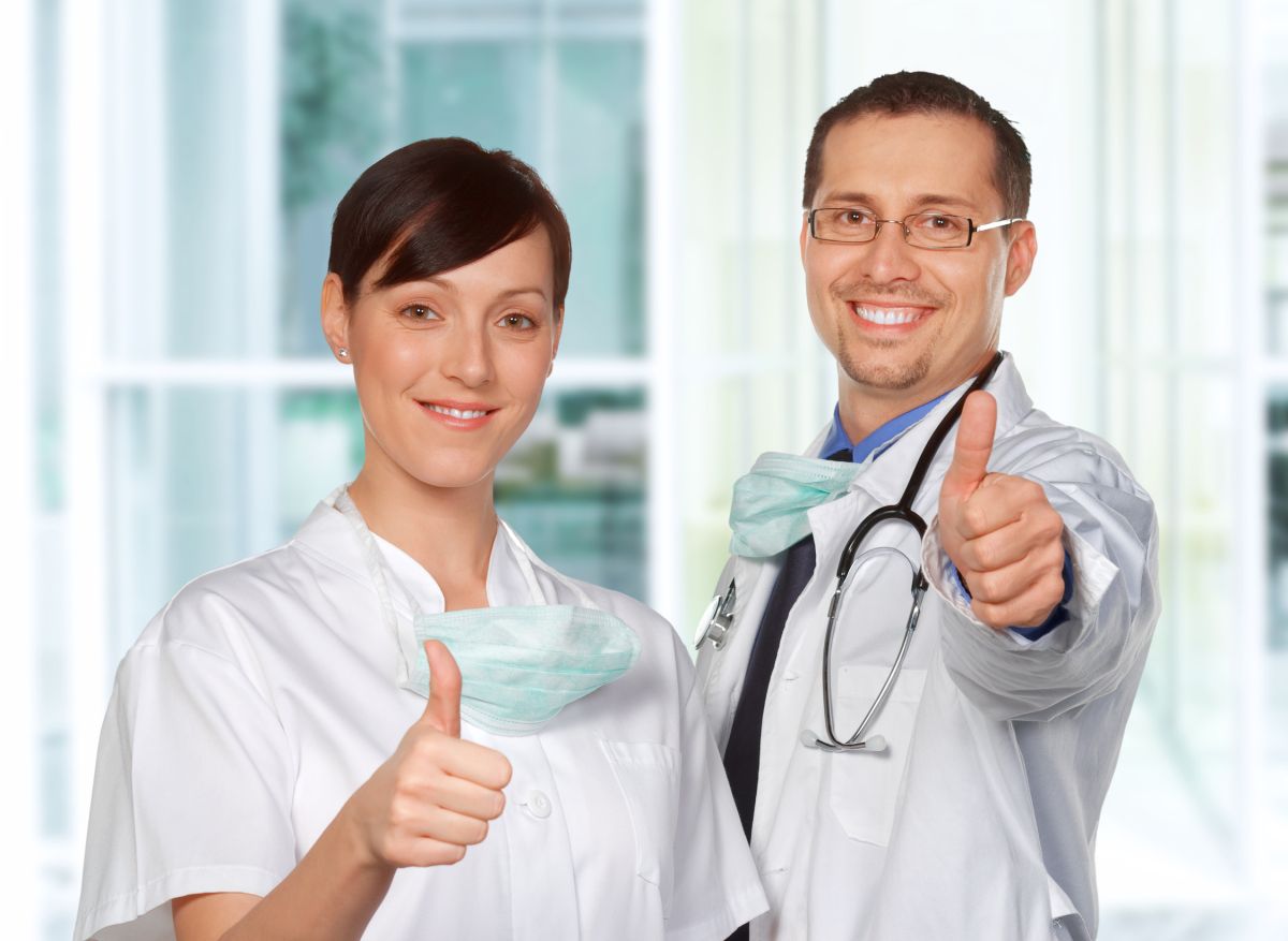 Arzt und MFA sind zufrieden (© János Gehring (Fotolia)) Arzt und MFA sind zufrieden (© János Gehring (Fotolia))