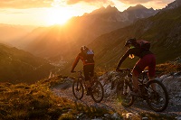 Mountainbiken am Arlberg bei Sonnenuntergang (c) TVB St. Anton am Arlberg Wolfgang Ehn (VALLUGA Hote