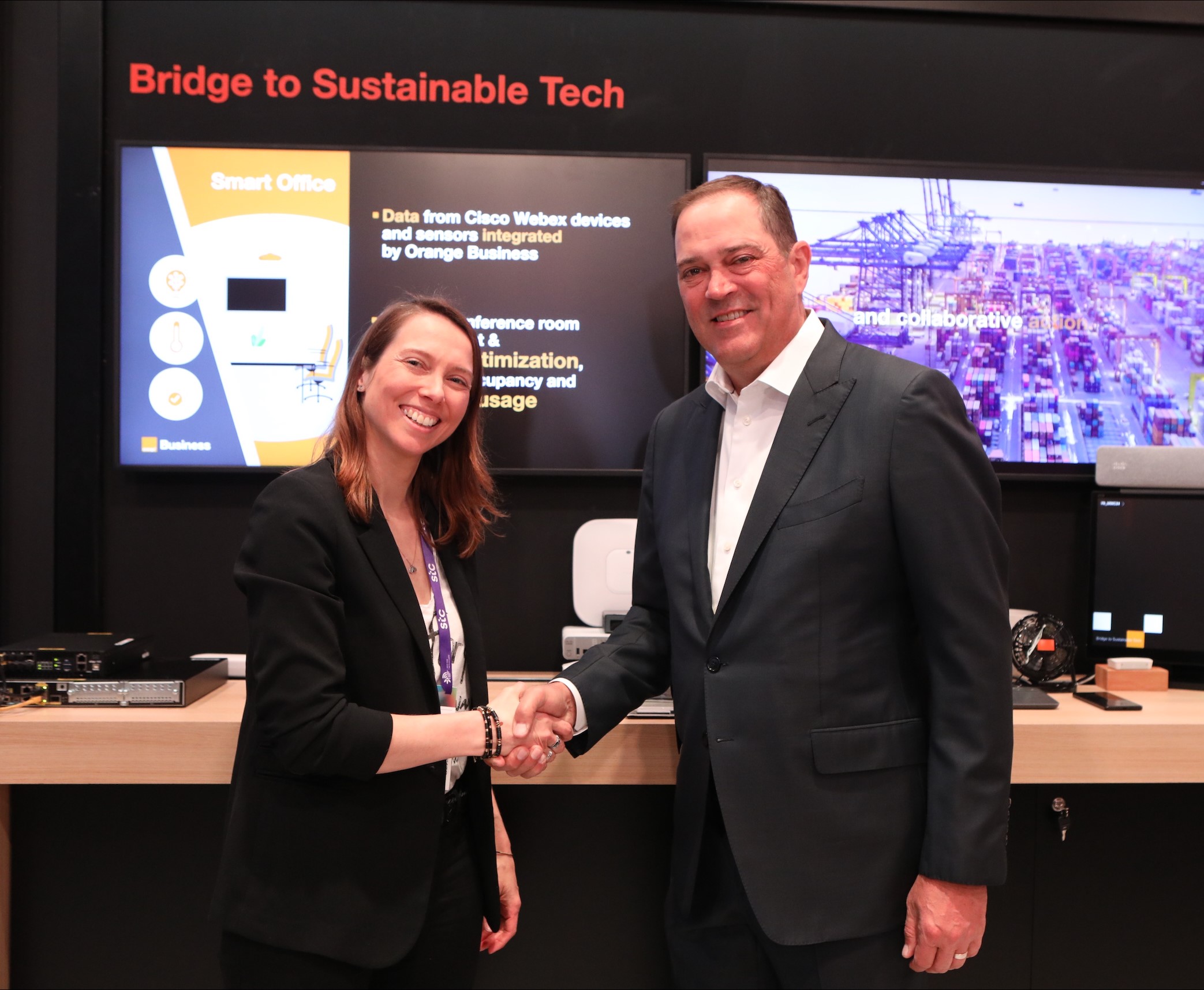 Aliette Mousnier-Lompré, CEO Orange Business und Chuck Robbins, CEO Cisco reichen sich die Hände (Die Bildrechte liegen bei dem Verfasser der Mitteilung.) Aliette Mousnier-Lompré, CEO Orange Business und Chuck Robbins, CEO Cisco reichen sich die Hände (Die Bildrechte liegen bei dem Verfasser der Mitteilung.)