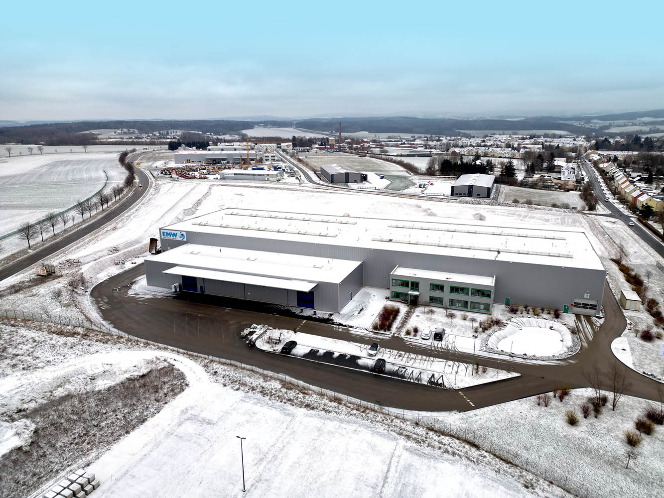 Die neu errichtete Versandhalle der EMW verbessert die logistischen Möglichkeiten am Standort Treuen Die neu errichtete Versandhalle der EMW verbessert die logistischen Möglichkeiten am Standort Treuen