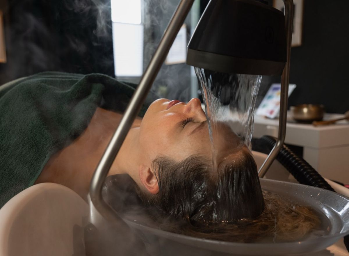 Praktische Anwendungen von Kopfmassagetechniken und Behandlungsabläufen (© Baxmann Head and Hair Spa Akademie)