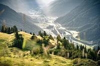 Blick ins Tal auf das Bergdorf St. Anton (c) TVB St. Anton am Arlberg Patrick Bätz (VALLUGA Hotel)