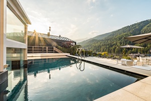 Außenpool im Sommer Ravelli Hotel (Ravelli Hotels)