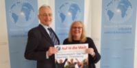 Dr. Michael Eckstein und Carmen Lau mit „Stipendien und Finanzierung“ (Stiftung Völkerverständigung) Dr. Michael Eckstein und Carmen Lau mit „Stipendien und Finanzierung“ (Stiftung Völkerverständigung)