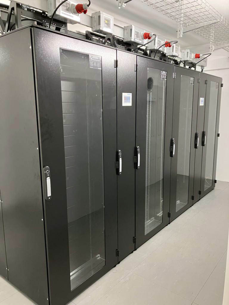 Vierschrank-System IS-1 Edge Row Typ 4 mit zwei in der Reihe angebrachten SideCoolern. Vierschrank-System IS-1 Edge Row Typ 4 mit zwei in der Reihe angebrachten SideCoolern.