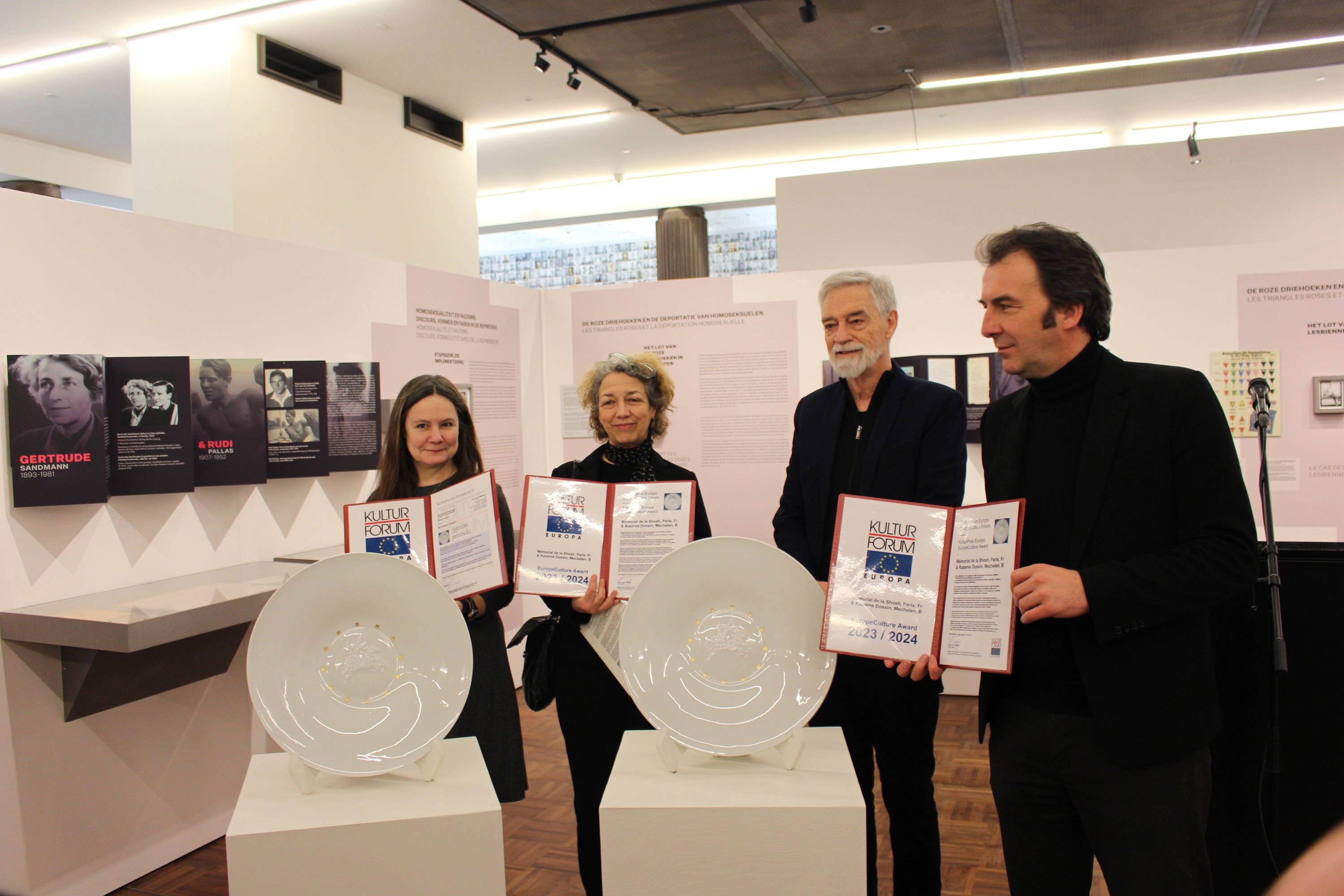 Preis für ausgezeichnete sozio-kulturelle Arbeit: Florence Tamagne, Sophie Nagiscarde, Tomas Baum (r.) von Dieter Topp (KFE) (M.) Preis für ausgezeichnete sozio-kulturelle Arbeit: Florence Tamagne, Sophie Nagiscarde, Tomas Baum (r.) von Dieter Topp (KFE) (M.)