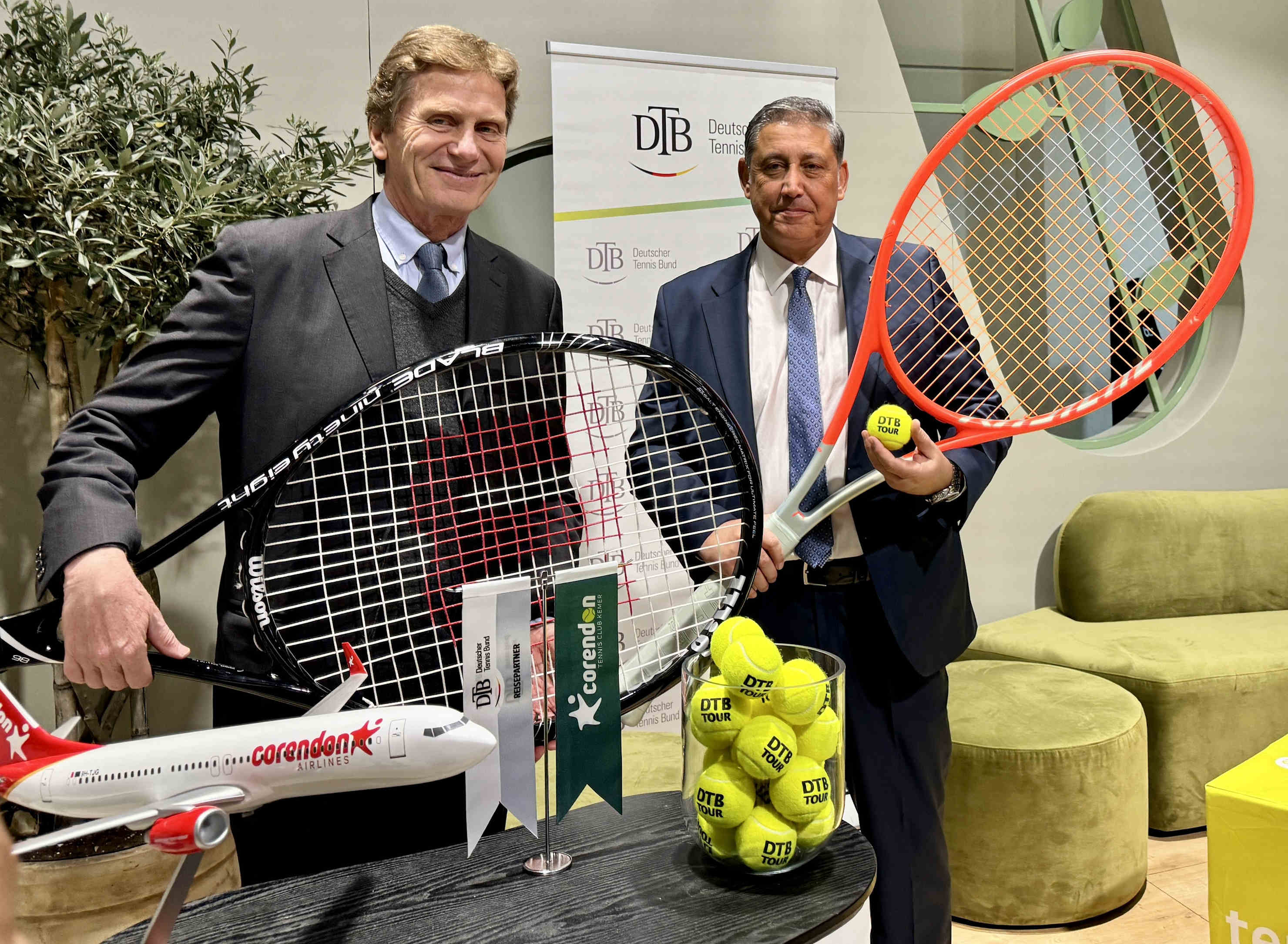 DTB-Präsident Dietloff von Arnim (links) und Yildiray Karaer (Corendon) sind jetzt Tennispartner. (Die Bildrechte liegen bei dem Verfasser der Mitteilung.)