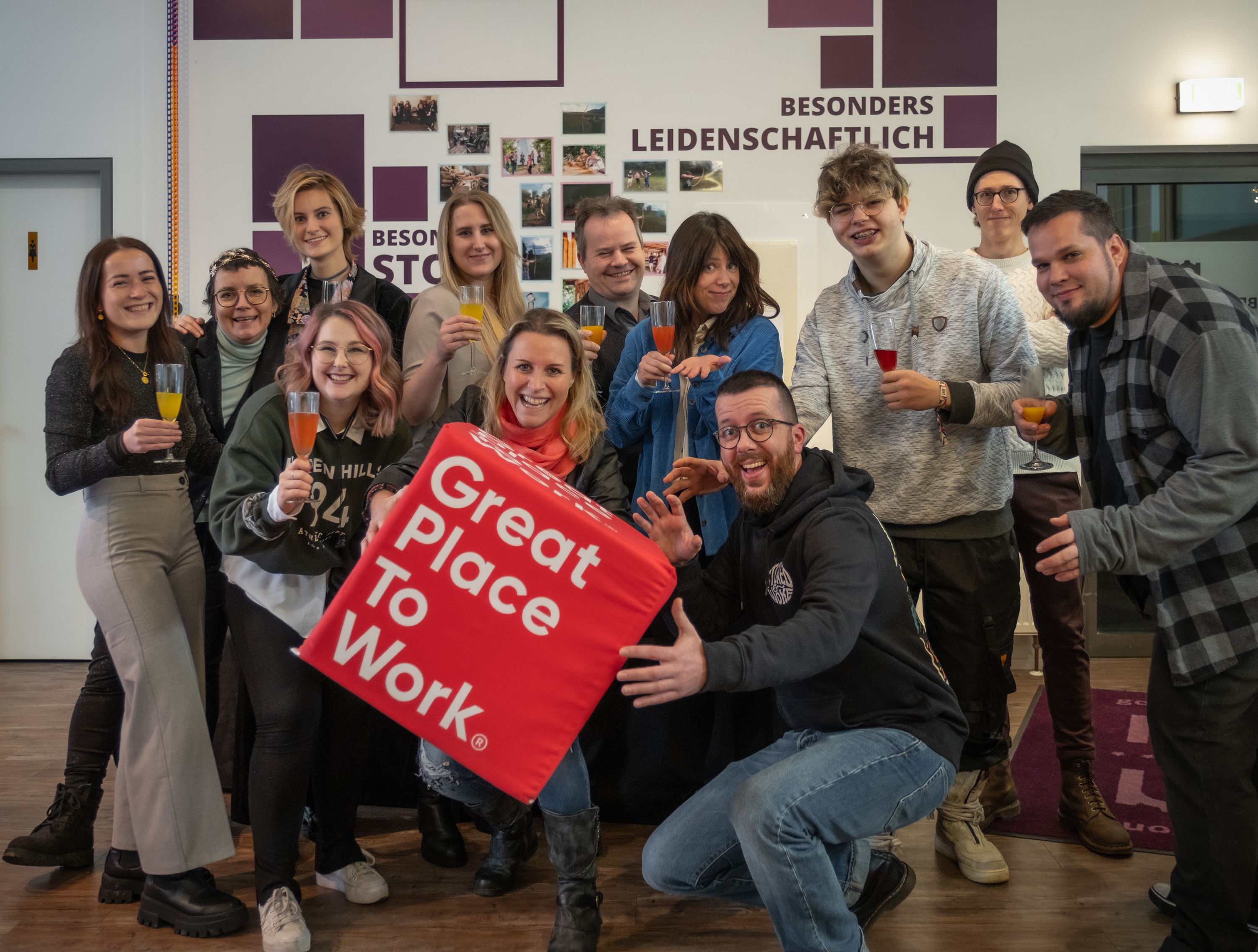 Das Team von BESONDERS SEIN feiert den Erfolg bei Great Place to Work. Das Team von BESONDERS SEIN feiert den Erfolg bei Great Place to Work.