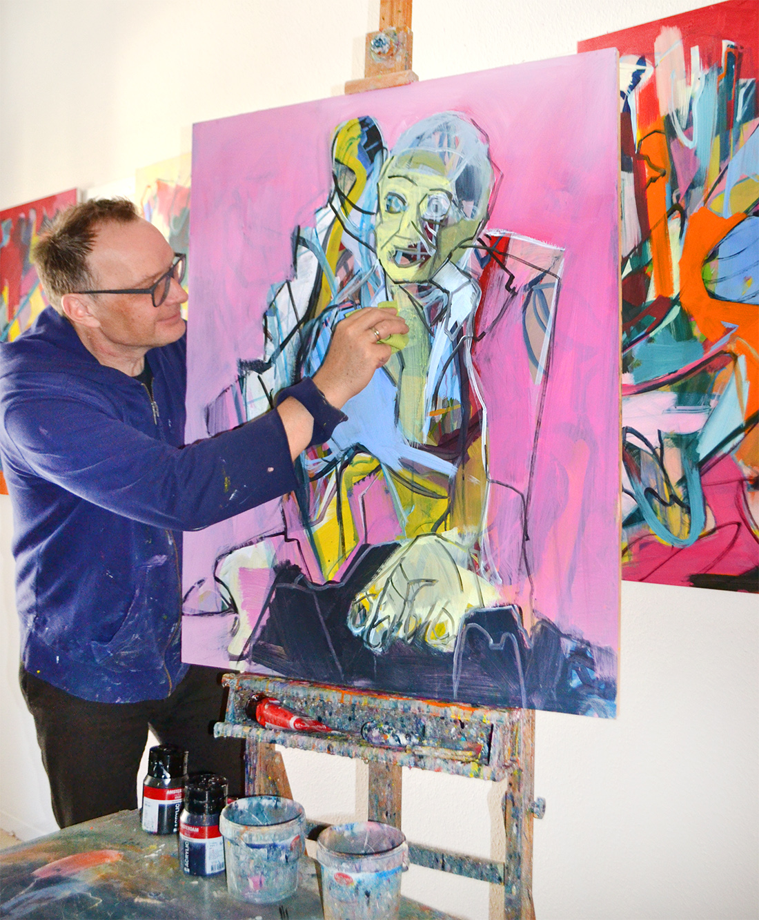 Henry Hadamzick in seinem Künstleratelier in Dresden, 2024 (Die Bildrechte liegen bei dem Verfasser der Mitteilung.)