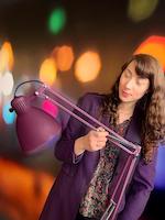 Indina Smith, Digital Developer, mit einer violetten Luxo L-1 von Glamox Indina Smith, Digital Developer, mit einer violetten Luxo L-1 von Glamox