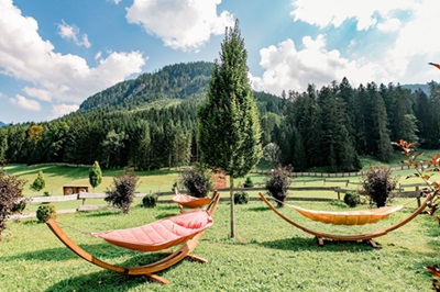 Hängemattenpark im Hotelgarten (Vitalhotel Gosau) Hängemattenpark im Hotelgarten (Vitalhotel Gosau)