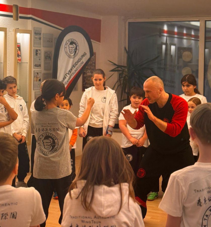 Beim NDR-Fernsehdreh der TA WingTsun Kindergruppe mit Sifu Dominik Fischer in Hamburg-Uhlenhorst (© TA WingTsun Hamburg) Beim NDR-Fernsehdreh der TA WingTsun Kindergruppe mit Sifu Dominik Fischer in Hamburg-Uhlenhorst (© TA WingTsun Hamburg)