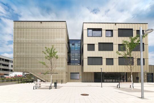 Das Schulzentrum der Mittelschule Grundäckergasse in Wien. (Bildquelle: Sigrid Rauchdobler / GEZE GmbH) Das Schulzentrum der Mittelschule Grundäckergasse in Wien. (Bildquelle: Sigrid Rauchdobler / GEZE GmbH)
