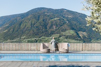 Traumhafte Landschaft umgibt den Outdoor-Pool des Hotels (c) Daniel Zangerl (Hotel Paradies)