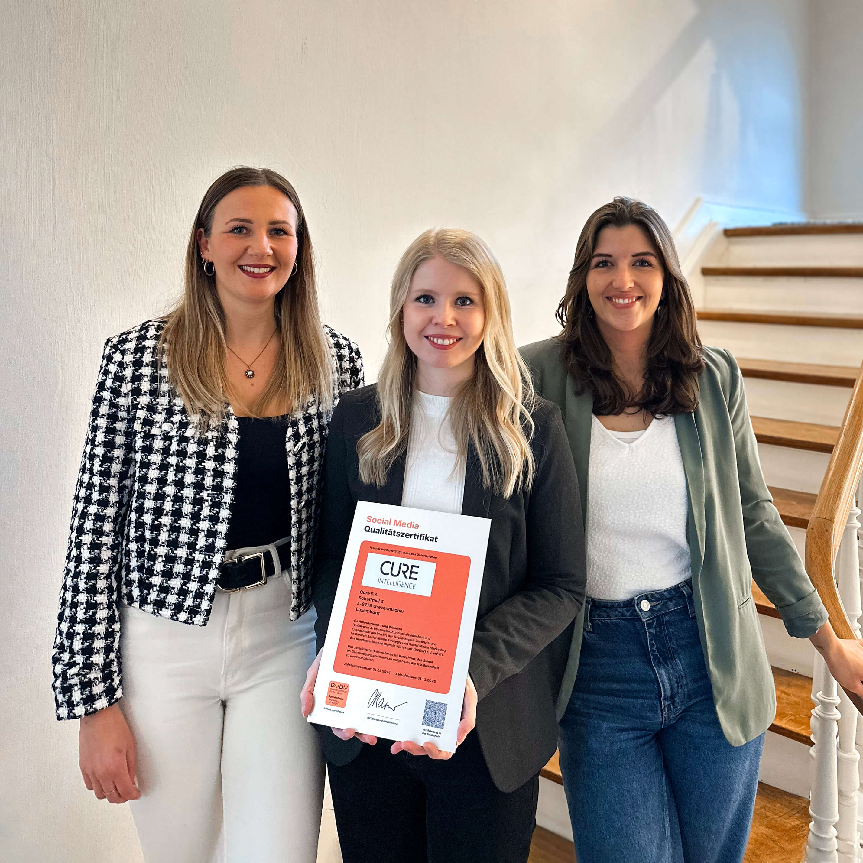 Mitarbeiterinnen aus dem CURE Intelligence Marketing Team sind stolz über die erneute Zertifizierung
