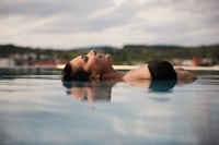 Schwerelos im Sky Pool (c) Alexander Kaiser (Hotel Freigold)