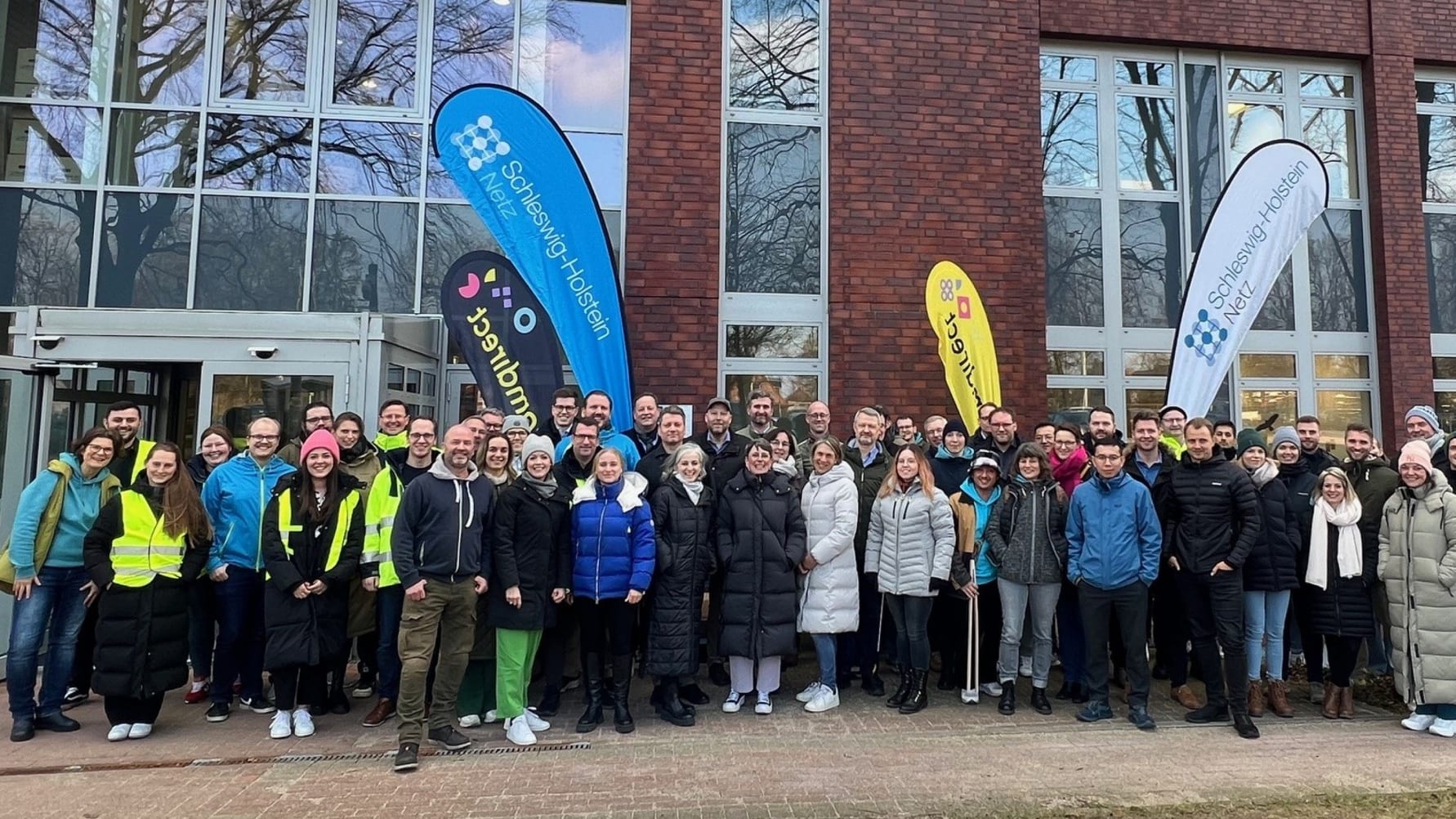 Mitarbeiterinnen und Mitarbeiter von HanseWerk Tochter SH Netz und comdirect bei der gemeinsamen Müllsammelaktion in Quickborn.