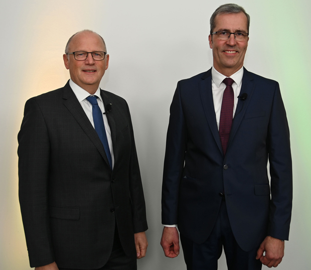 Finanzvorstand Hermann Hesseler (li.) und Vorstandsvorsitzender Dr. Dirk Köckler (Die Bildrechte liegen bei dem Verfasser der Mitteilung.) Finanzvorstand Hermann Hesseler (li.) und Vorstandsvorsitzender Dr. Dirk Köckler (Die Bildrechte liegen bei dem Verfasser der Mitteilung.)
