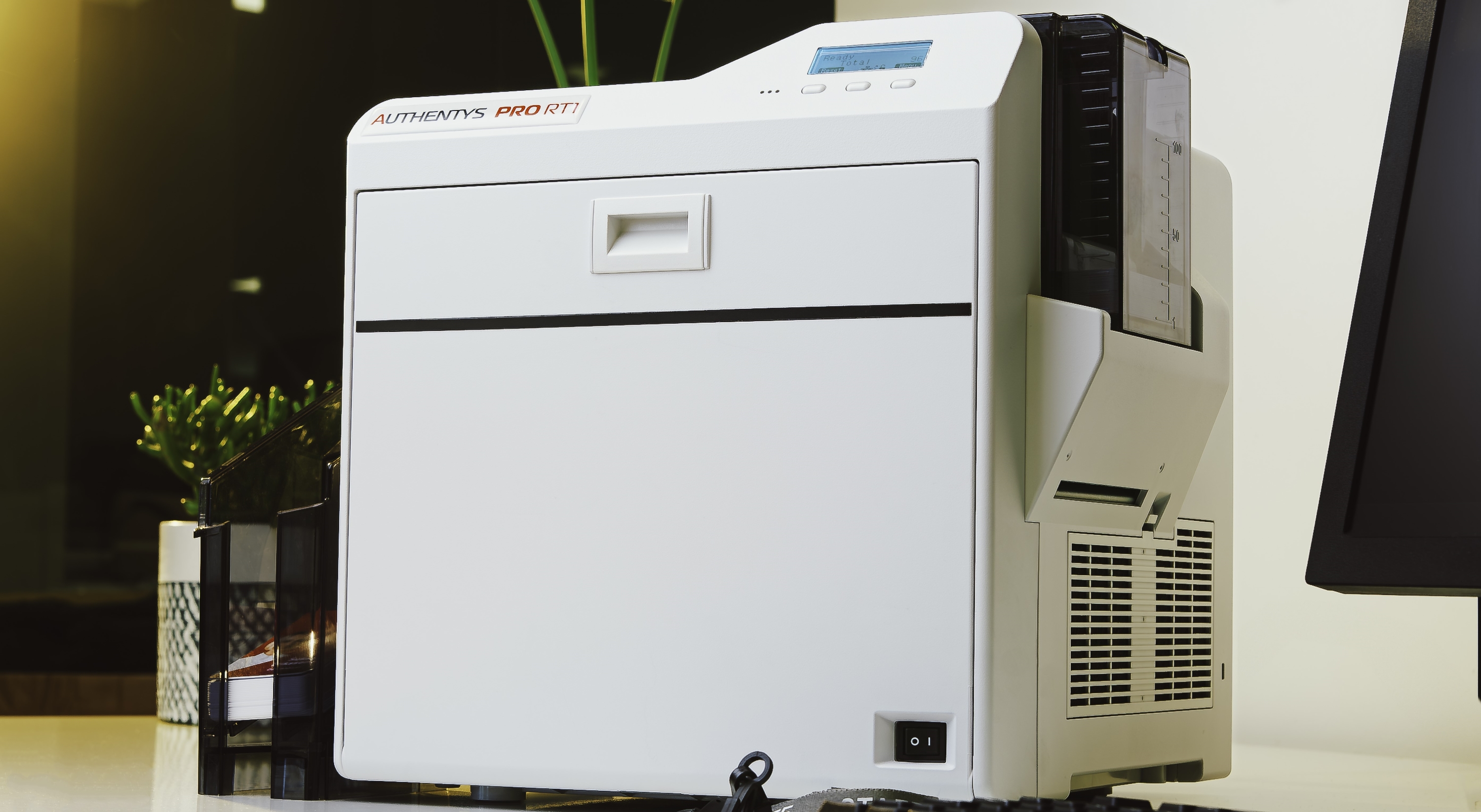 Der Authentys PRO RT1 kann bis zu 120 Karten in der Stunde drucken. Foto: Identbase GmbH Der Authentys PRO RT1 kann bis zu 120 Karten in der Stunde drucken. Foto: Identbase GmbH