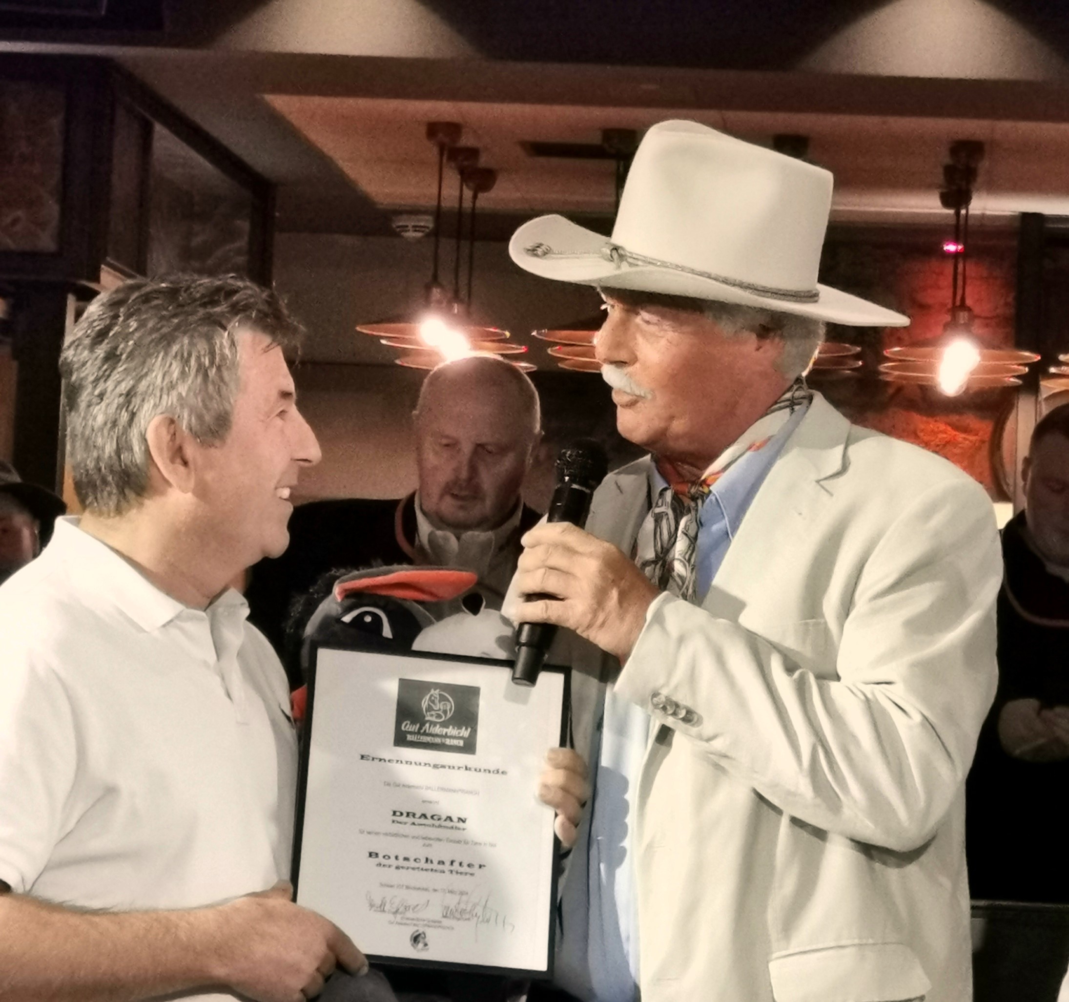 Andre Engelhardt (re, Ballermann Ranch)überreicht Autohändler DRAGAN die Tierbotschafter-Urkunde (Die Bildrechte liegen bei dem Verfasser der Mitteilung.)