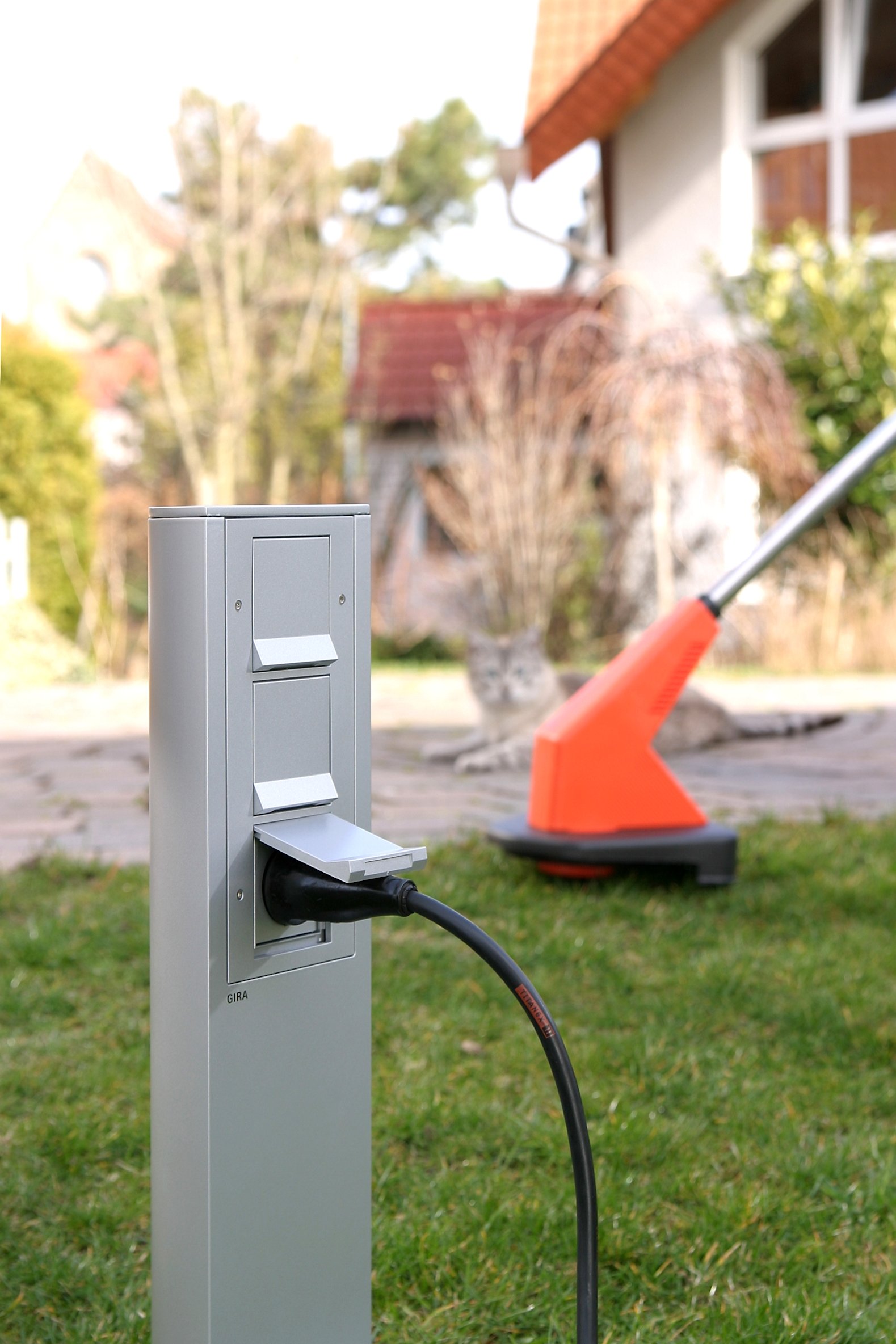 Energiesäule im Garten von GIRA (Bildquelle: Elektro+/GIRA)