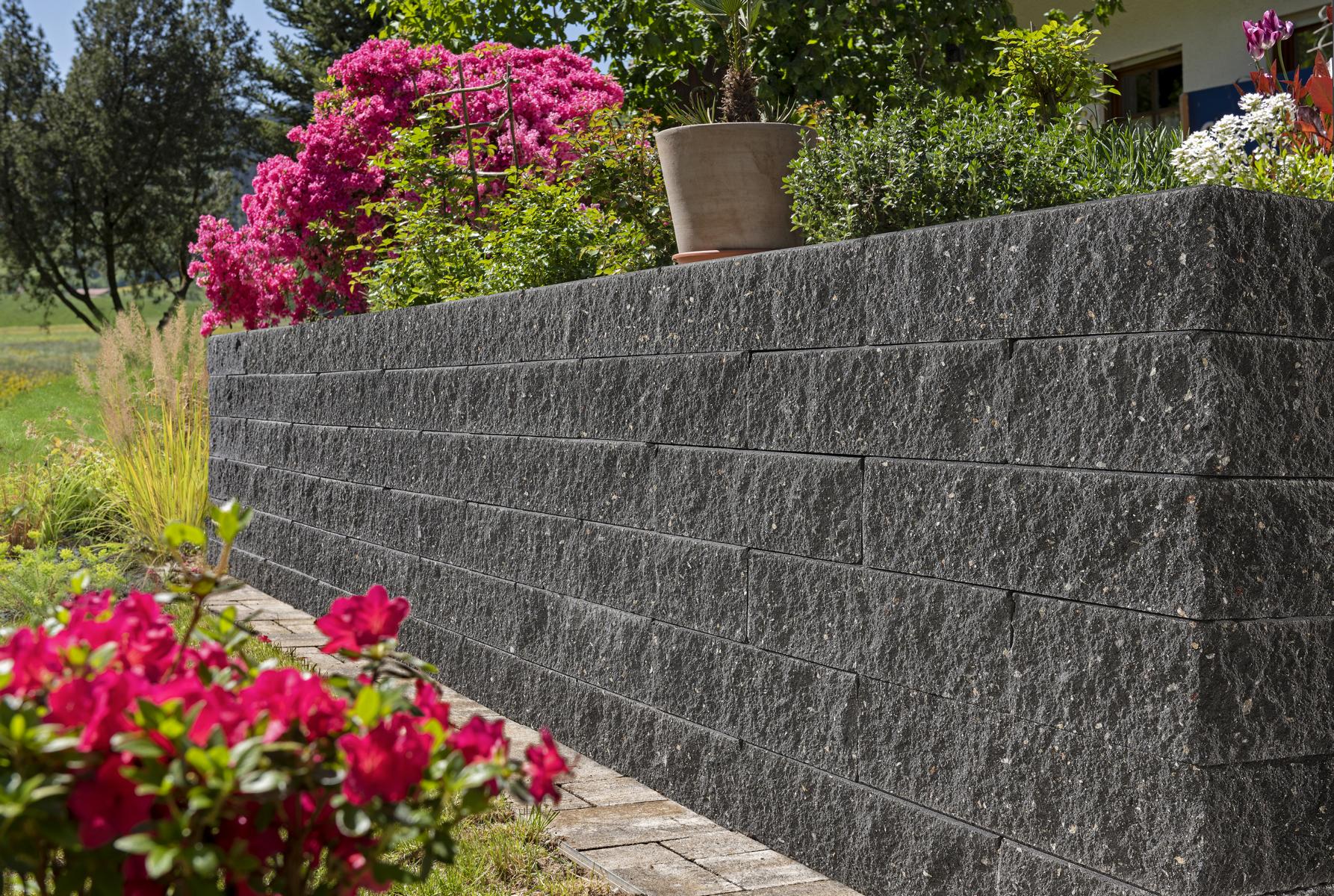 Mit Muro Renature lassen sich schöne Abgrenzungen im Garten gestalten. Mit Muro Renature lassen sich schöne Abgrenzungen im Garten gestalten.