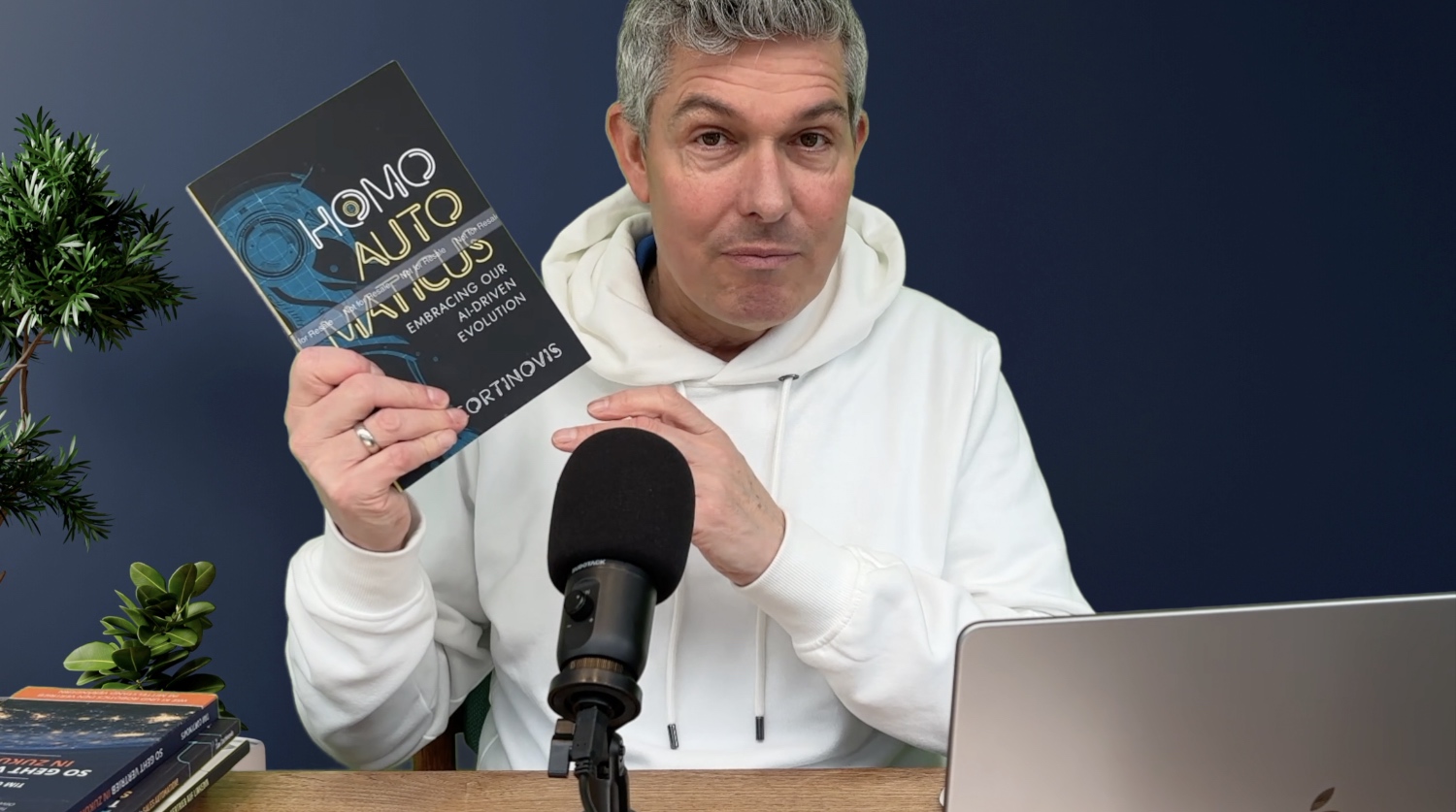 KI - Keynote Speaker Tim Cortinovis präsentiert sein neues Buch (Die Bildrechte liegen bei dem Verfasser der Mitteilung.)