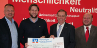 Bei der symbolischen Scheckübergabe. Eugen Mönig 2.v.l. Bei der symbolischen Scheckübergabe. Eugen Mönig 2.v.l.