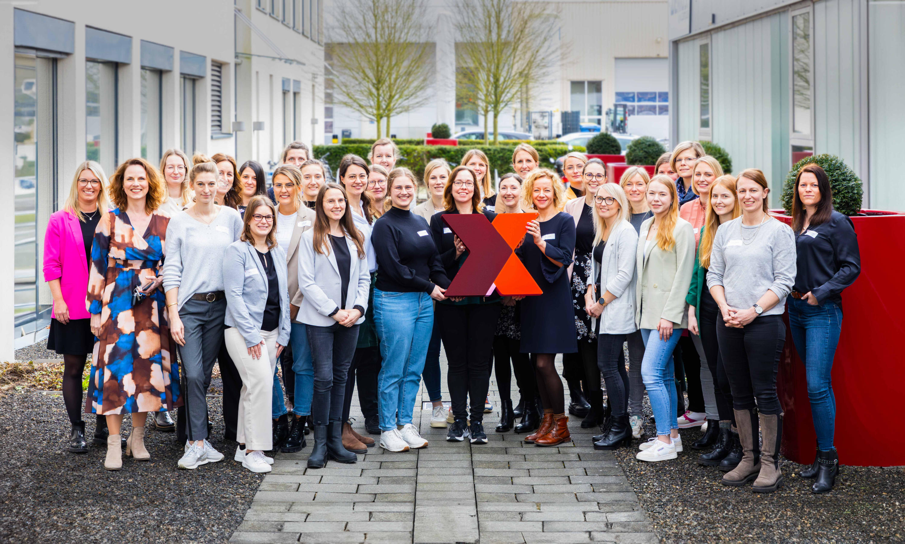 Die 30 Teilnehmerinnen von CrossMentoring OWL beim Auftakt-Workshop von DENIOS in Bad Oeynhausen (Die Bildrechte liegen bei dem Verfasser der Mitteilung.)