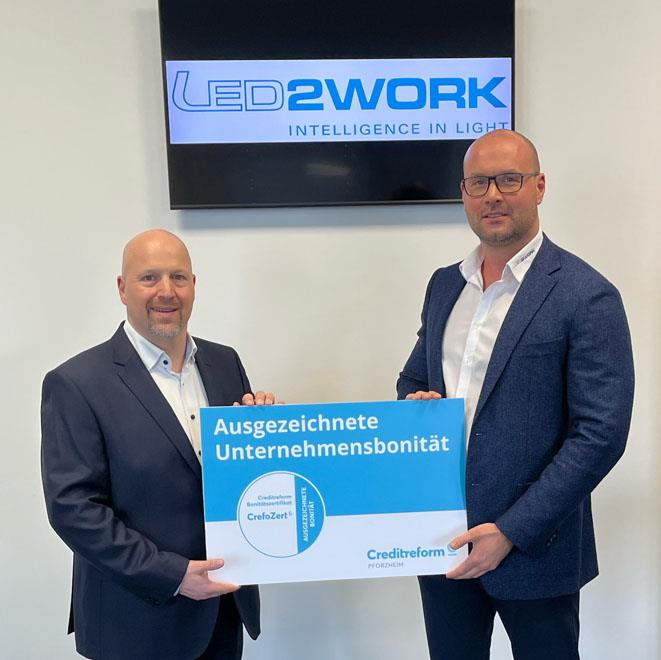 v.r.: Jan Schiga (LED2WORK), Stephan Bellon (Creditreform) (Bildquelle: @LED2WORK GmbH) v.r.: Jan Schiga (LED2WORK), Stephan Bellon (Creditreform) (Bildquelle: @LED2WORK GmbH)