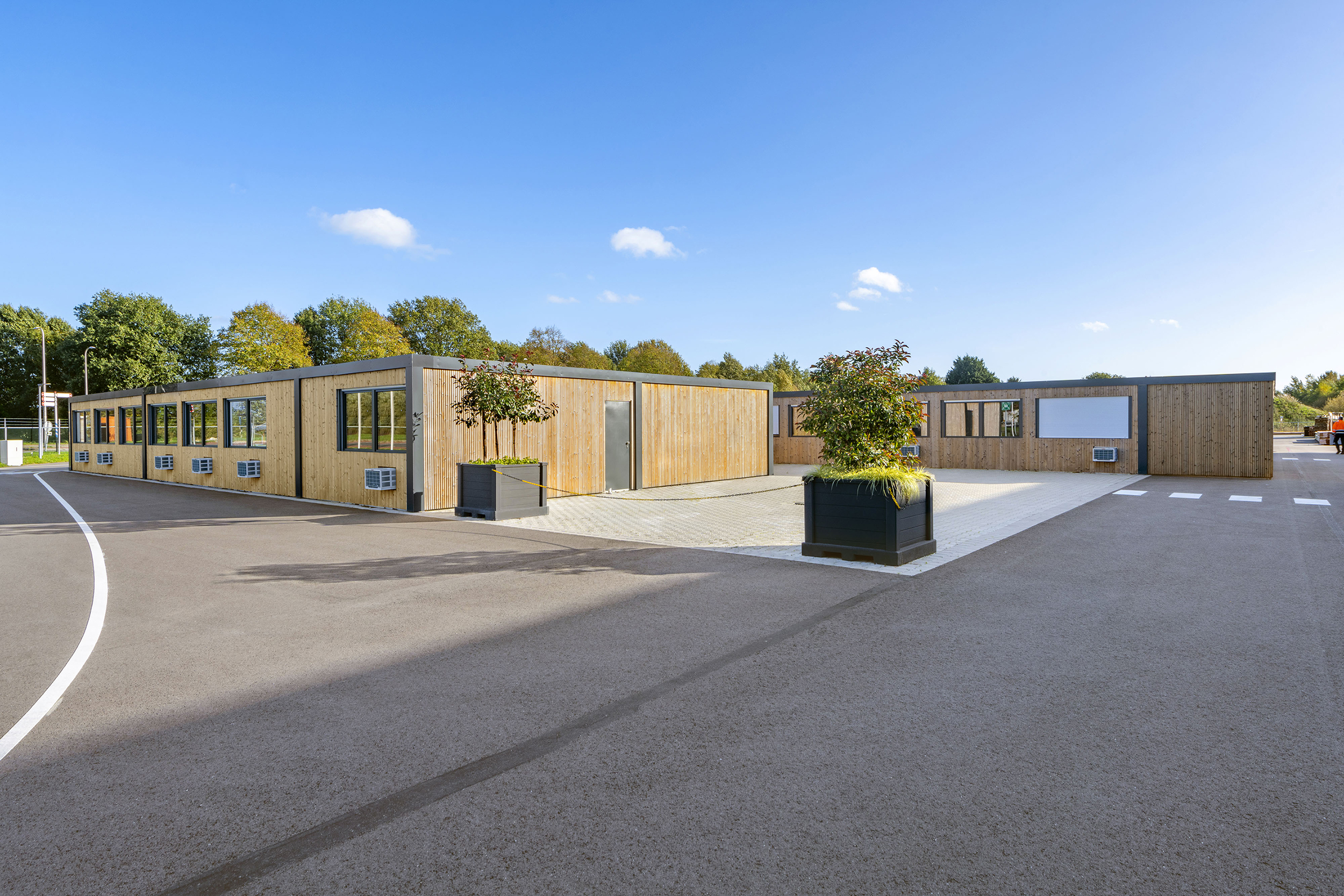 Die ELA Büroanlage in Coevorden präsentiert sich im Look eines modernen Flachdach-Bungalows.