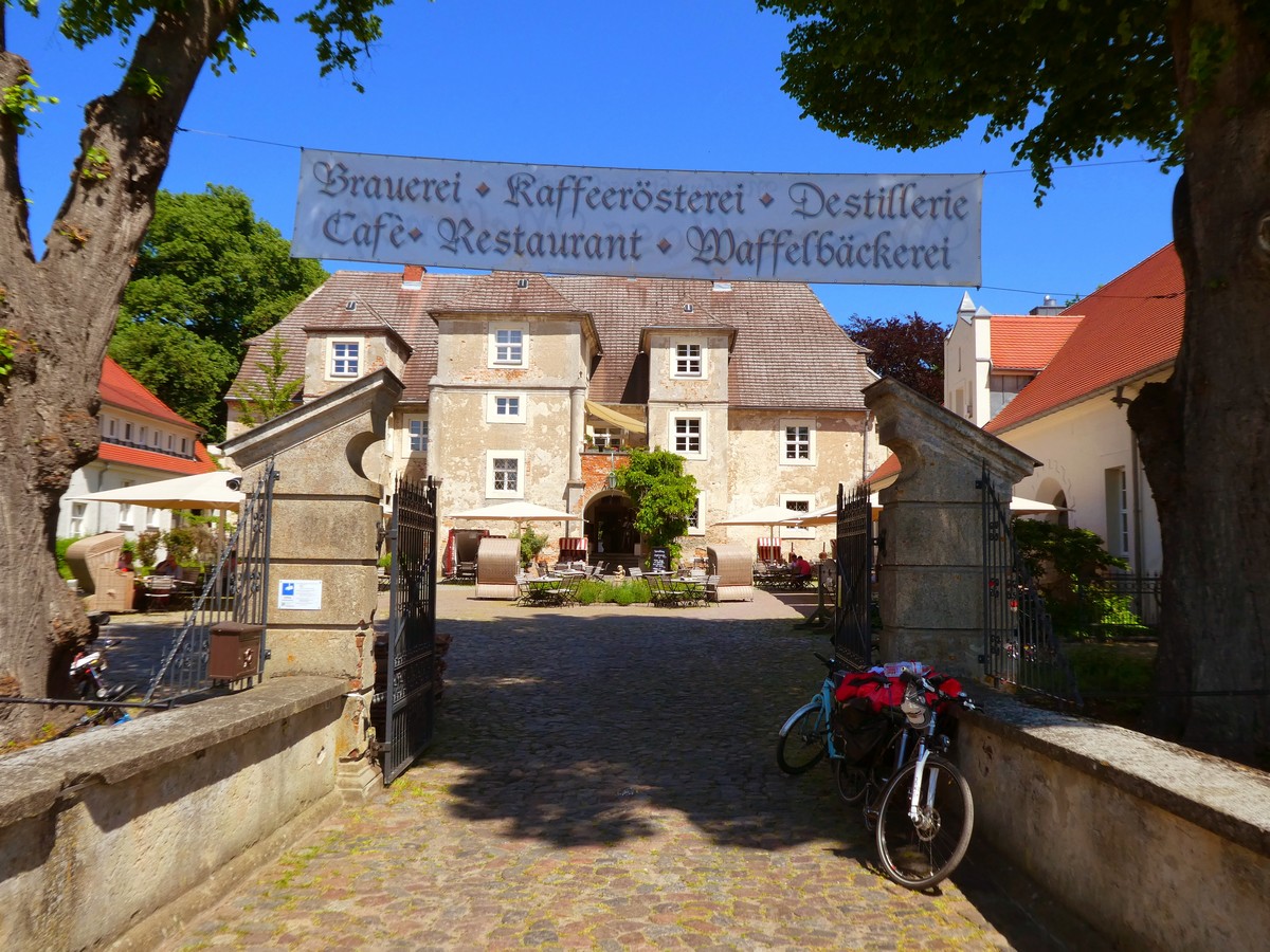 Traditionelles Osterbuffet und mehr genießen auf Usedom im Wasserschloss Mellenthin
