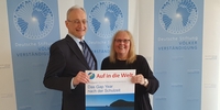 Carmen Lau und Dr. Michael Eckstein mit dem E-Book „Gap Year“ (Stiftung Völkerverständigung)
