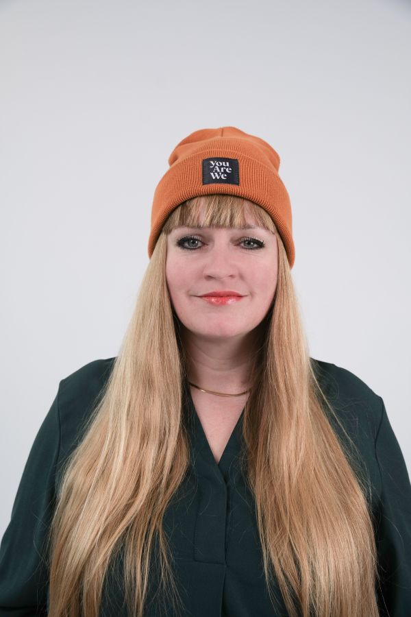 Geschäftsführerin Daniela Friedrich mit Beanie aus dem You Are We Onlineshop (© You Are We GmbH) Geschäftsführerin Daniela Friedrich mit Beanie aus dem You Are We Onlineshop (© You Are We GmbH)
