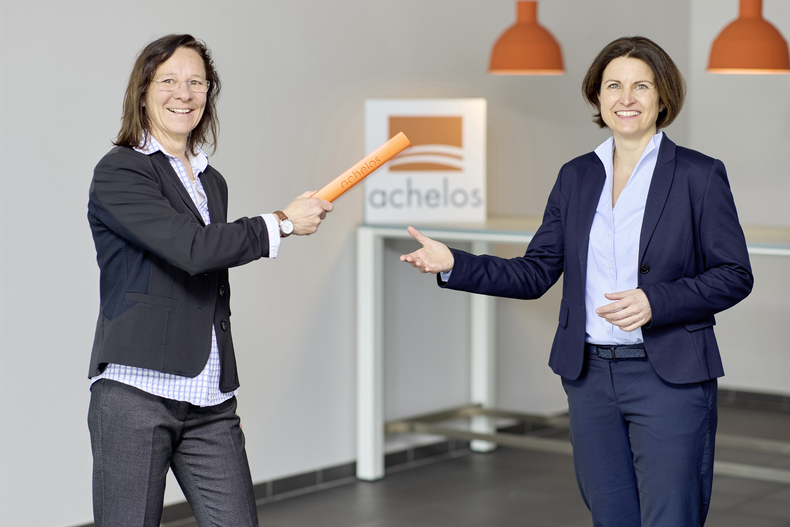 Kathrin-Asmuthübergibt achelos-Staffelstab an Carola-Schwarzenberg (Bildquelle: achelos GmbH) Kathrin-Asmuthübergibt achelos-Staffelstab an Carola-Schwarzenberg (Bildquelle: achelos GmbH)