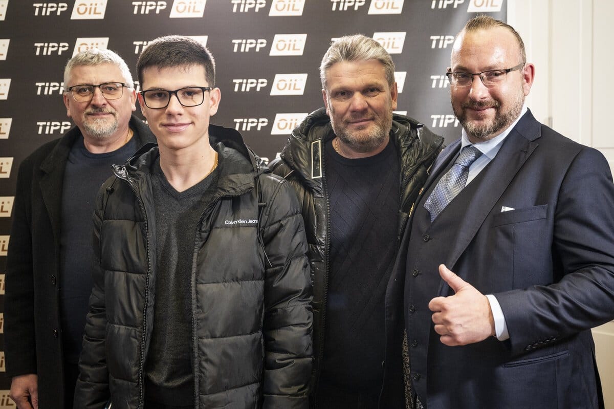 Geschäftsführer Herr Dr. Sebastian Maier rechts und die  Firma  WK Holz Ltd Ukraine (Die Bildrechte liegen bei dem Verfasser der Mitteilung.)