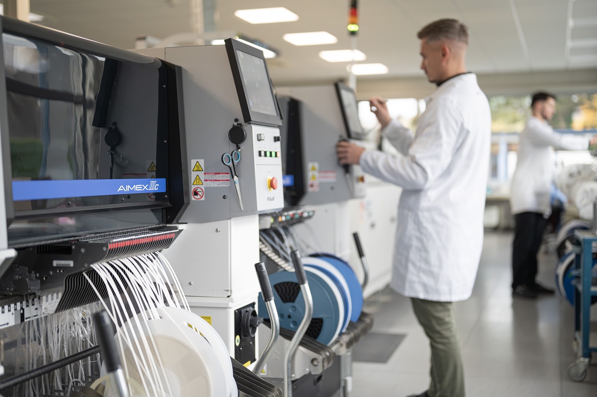 Meinberg setzt auf Bestückungsmaschinen AIMEX IIIc (Bildquelle: Meinberg) Meinberg setzt auf Bestückungsmaschinen AIMEX IIIc (Bildquelle: Meinberg)