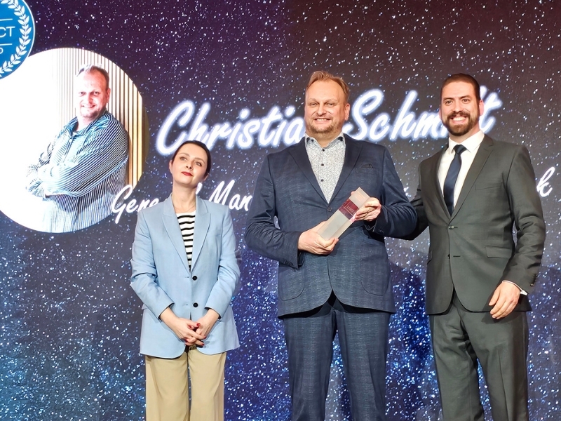 Die Preisverleihung des„Care For Our People Impact Award“(v.l.): Vorjahresgewinnerin Victoria Star (Bildquelle: Holiday Inn Lübeck)