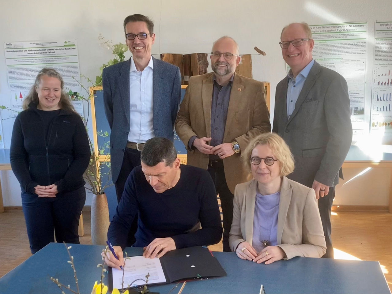 Vertragsunterzeichnung in Brandenburg für nachhaltiges Wirtschaften und den Klimaschutz zwischen E.DIS und der Stiftung WaldWelten Vertragsunterzeichnung in Brandenburg für nachhaltiges Wirtschaften und den Klimaschutz zwischen E.DIS und der Stiftung WaldWelten