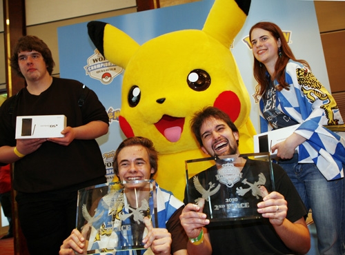 POKÉMON-TRAINER MACHEN SICH AUF DEN WEG NACH HAWAII
