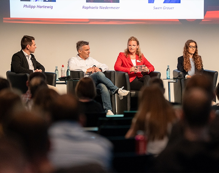 Philipp Hartewig (links im Bild) auf dem Aufstiegskongress 2023 (Die Bildrechte liegen bei dem Verfasser der Mitteilung.) Philipp Hartewig (links im Bild) auf dem Aufstiegskongress 2023 (Die Bildrechte liegen bei dem Verfasser der Mitteilung.)