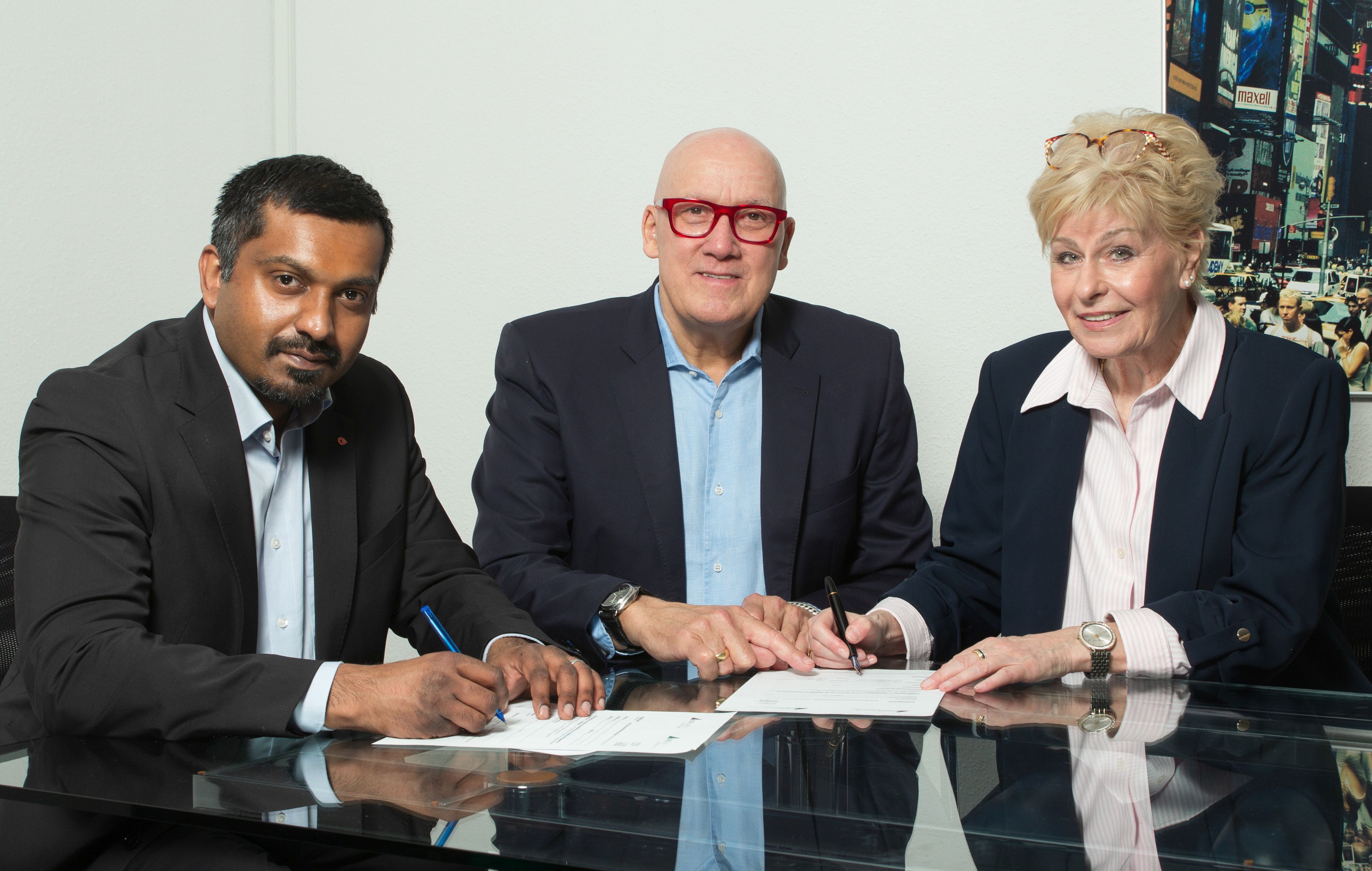 Geschäftsführer von Excelencia GmbH und intelliExperts GmbH bei der Vertragsunterzeichnung Geschäftsführer von Excelencia GmbH und intelliExperts GmbH bei der Vertragsunterzeichnung