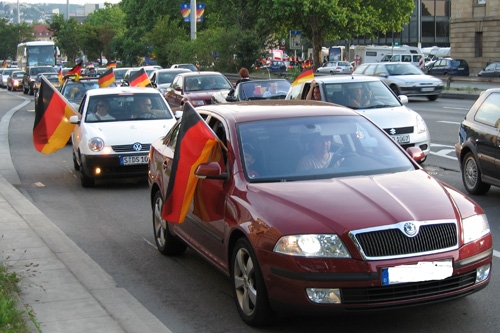 La-Ola-Welle und Torrausch gefährden Autofahrer