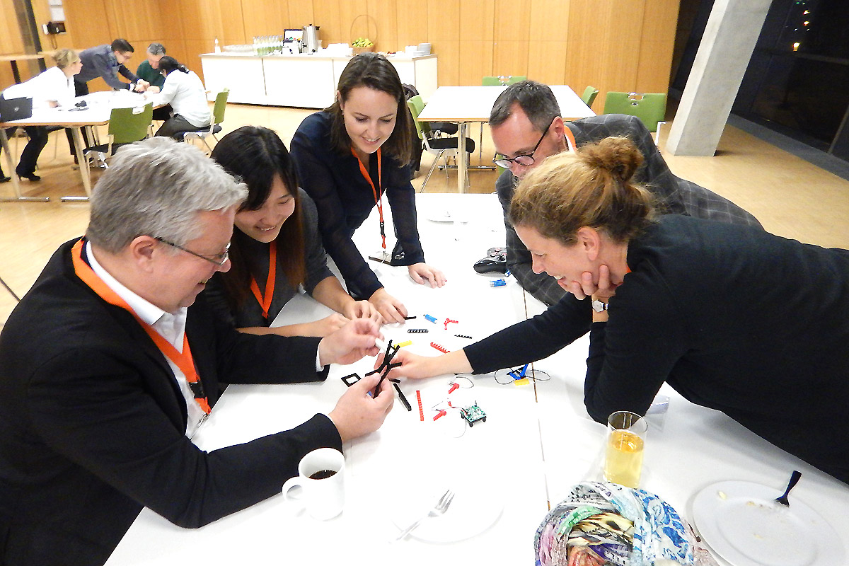 Teams beim Drohnenbau (Die Bildrechte liegen bei dem Verfasser der Mitteilung.)